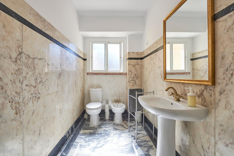 Bathroom, Campo Pequeno Prestige, Lisbon
