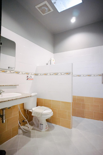 Bathroom 4, Warm Well Hostel, Muang Kanchanaburi
