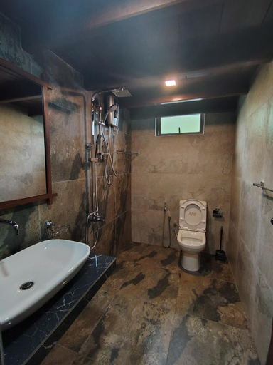Bathroom 3, Star Guest, Balangoda