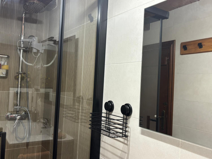 Bathroom 4, Albergue Rectoral de Romean, Lugo