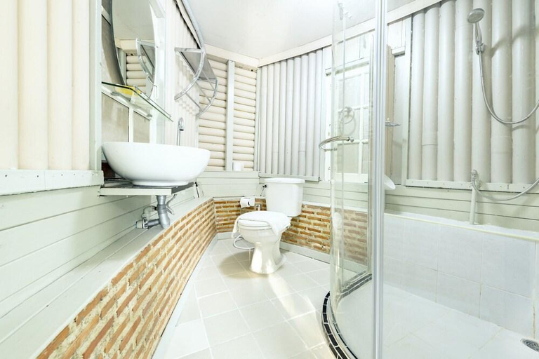 Bathroom 3, Ratathara Resort, Bang Pakong