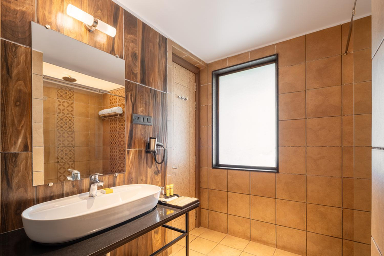Bathroom 5, The Summer House - AM Hotel Kollection, Hoshangabad