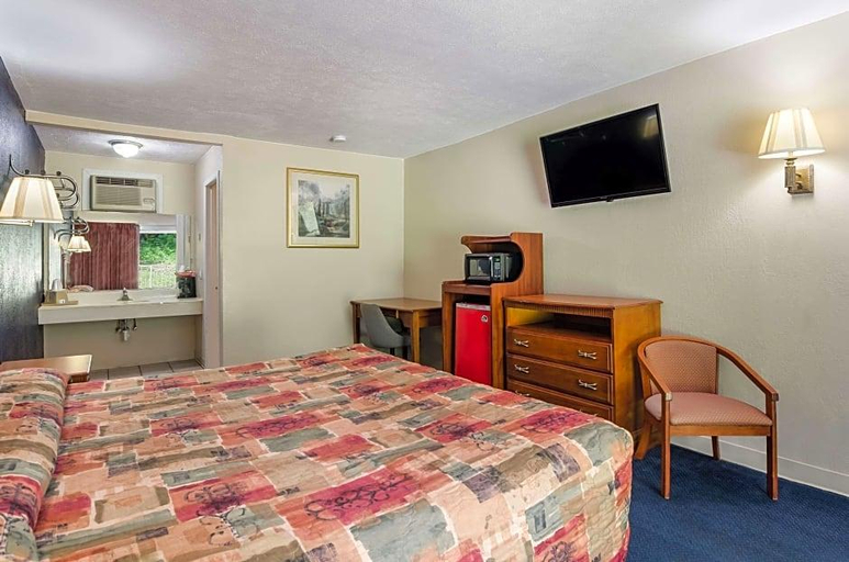 Bedroom 3, Rodeway Inn Church Hill - Tri Cities Area, Hawkins