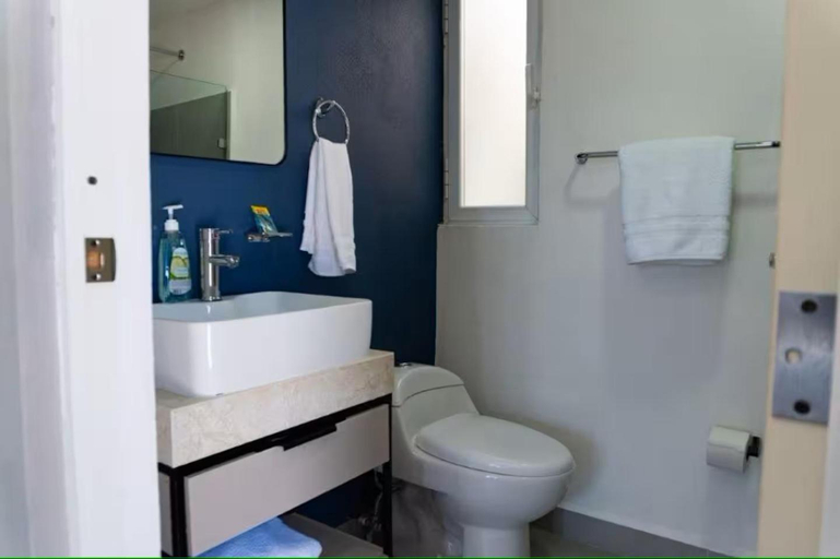 Bathroom 2, WUER Expiatorio, León