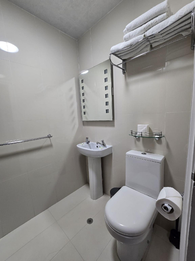 Bathroom 3, Abbey Court Hotel, London
