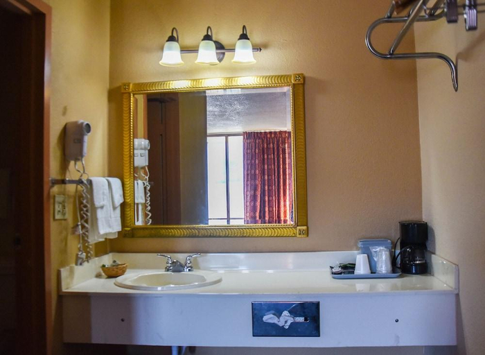 Bathroom 3, Homeplace Inn and Suites, Cherokee