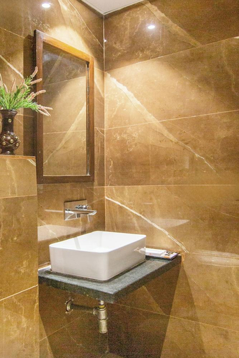Bathroom 4, Hotel Waves, Delhi Airport, Delhi
