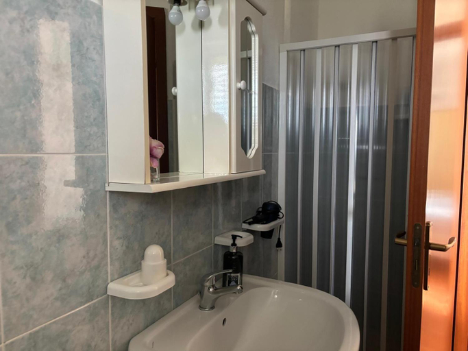 Bathroom 3, Neverland, Vibo Valentia