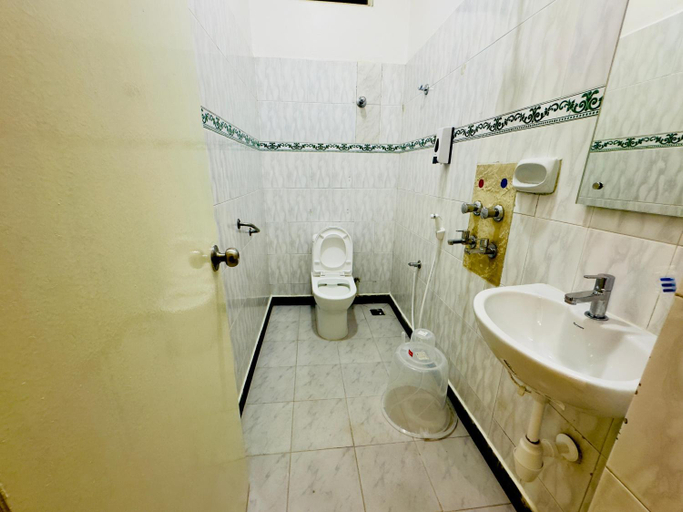Bathroom 3, Greens Elite-Business Class Hotel Near Chennai Central Railway Station, Chennai