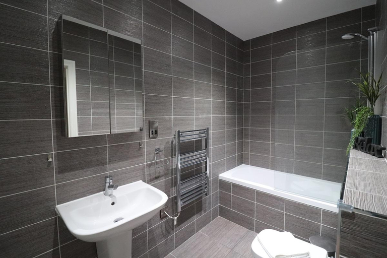 Bathroom, The Windsor Club Apartment, Warwickshire