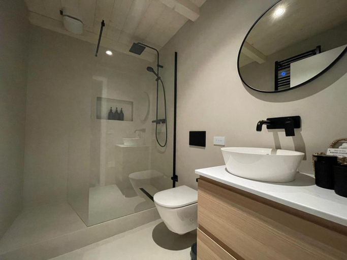Bathroom 2, Luxury Designer Suite in the historical center, La Spezia