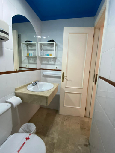 Bathroom 4, Hostal Montys, Málaga