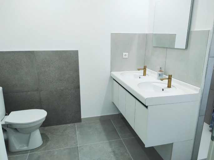 Bathroom 5, Les Deux Sources, Drôme