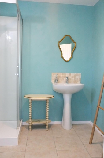 Bathroom 2, Le Douitel, Manche
