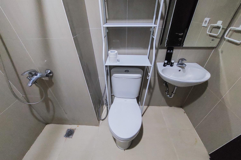 Bathroom 5, Cozy Stay Studio at Paramount Skyline By Travelio, Tangerang
