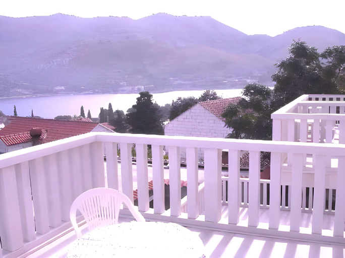 Balcony/terrace 3, Apartments and Rooms Villa Mir, Pojezerje