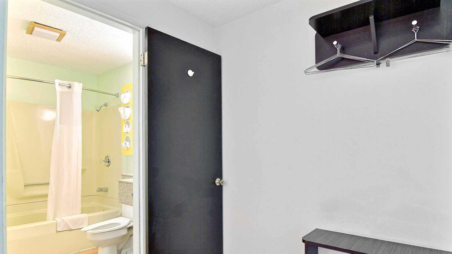 Bathroom, Motel 6 Gilman, IL, Iroquois
