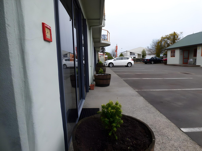 Others 5, Gladstone Motel, Tasman