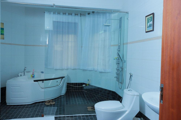 Bathroom 3, Mowicribs Hotel And Spa, Entebbe