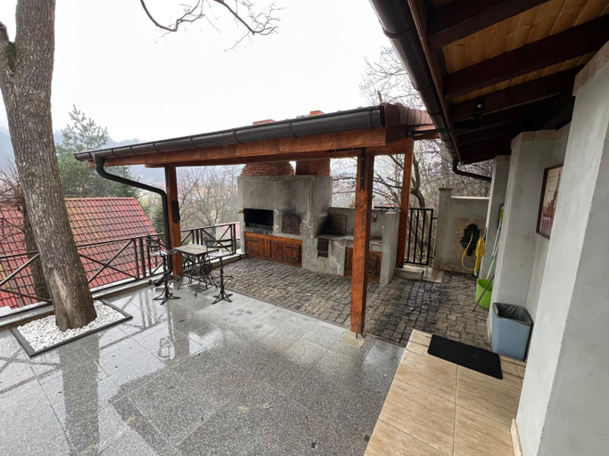 Others 5, Casa Romana, Eselnita