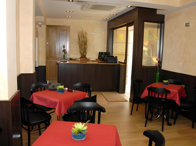 Food & Drinks 4, Hostal Avenida Barajas, Madrid