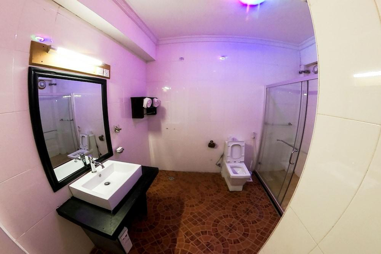 Bathroom, Isamilo Grand Hotel, Nyamagana