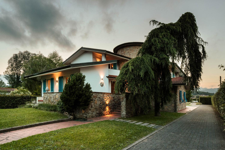 Exterior & Views