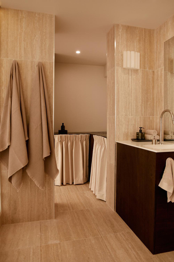 Bathroom 3, Noosa Parade Holiday Inn, Noosa - Noosa-Noosaville