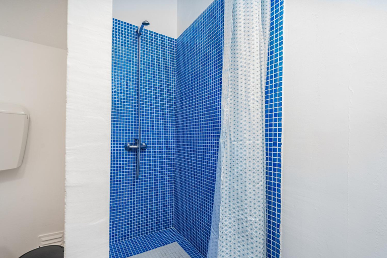 Shower 3, Ria Guest House, Portimão