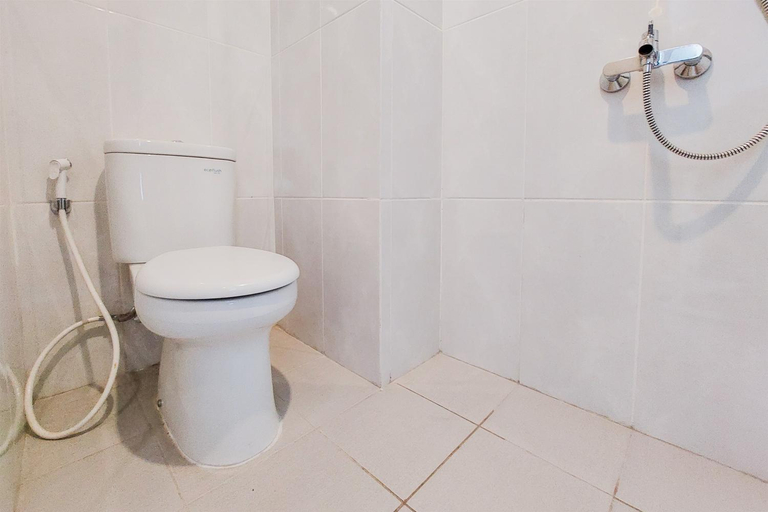 Bathroom 3, Best Deal Comfy Studio Serpong Garden By Travelio, Tangerang