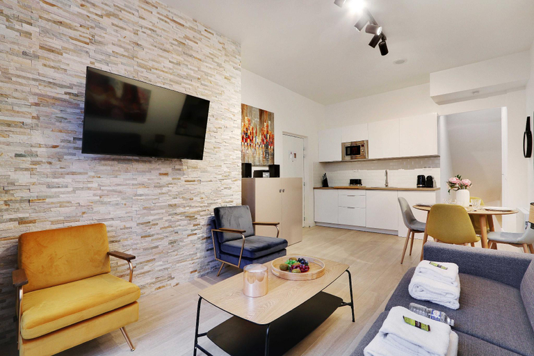Others 3, Intimate Flat w A C & Jacuzzi - 2BR 6P Montmartre, Paris