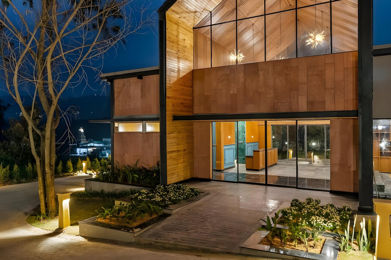 Exterior & Views