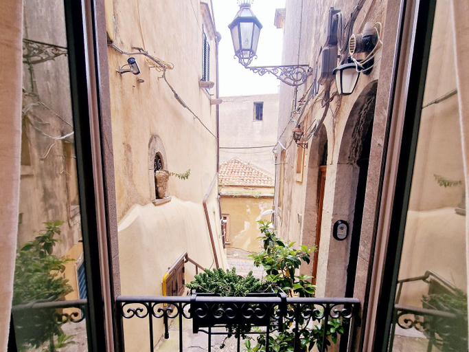 Others 5, Donna Rosa - Main Avenue, Messina