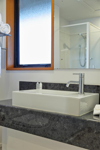 Bathroom 4, Rosebank Lodge Motor Hotel, Clutha
