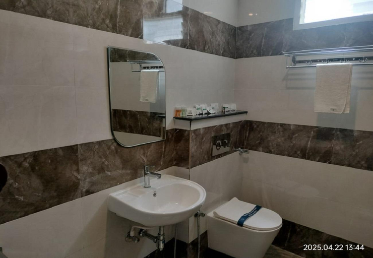 Bathroom 4, Hotel Devi Paradise, Puducherry