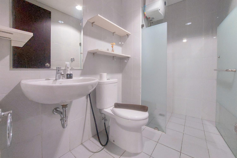 Bathroom 3, Cozy Living 2BR Apt at Casa de Parco By Travelio, Tangerang