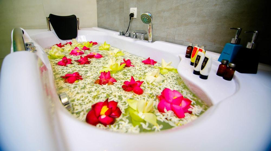Bathroom 4, White House Hotel, N. Palatha East