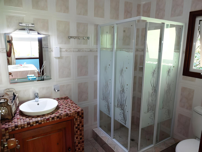 Bathroom 3, Chloes Cottage Self Catering