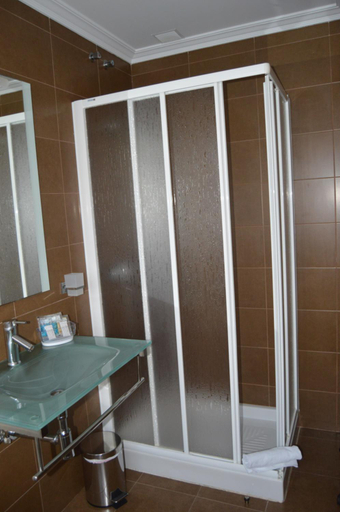 Others 5, Pension Chelo, Pontevedra