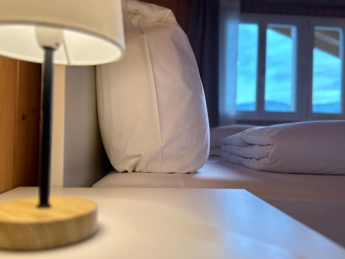Bedroom 2, Swiss Apartment Thunersee, Niedersimmental