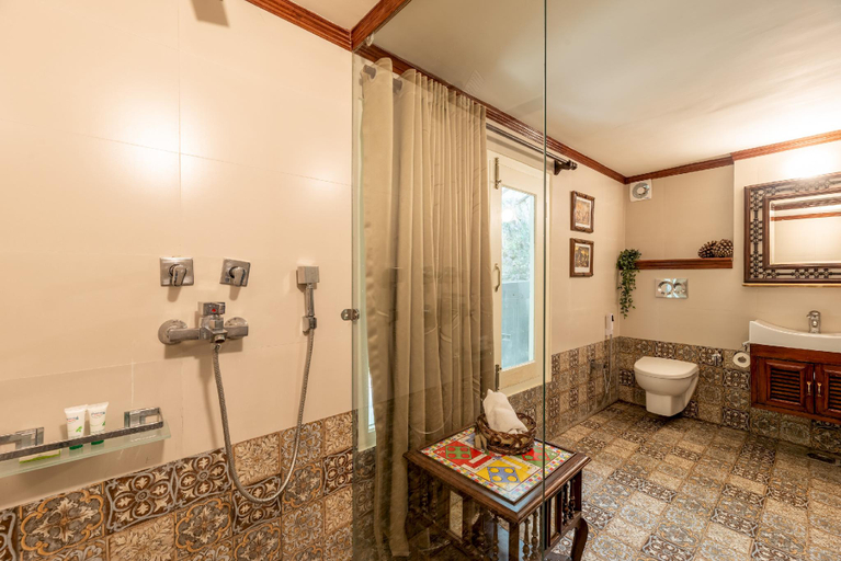 Bathroom 5, Mystic Abode Colonial House w a Garden by Roamhome, Nainital