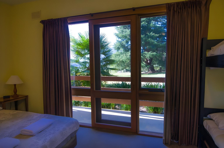Bedroom 2, Mountain Creek Motel, Alpine - East