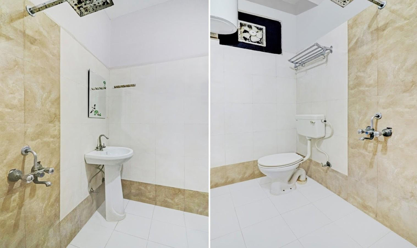 Bathroom, Radha Palace, Mathura