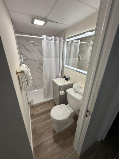 Bathroom, The Shore House, Cape May