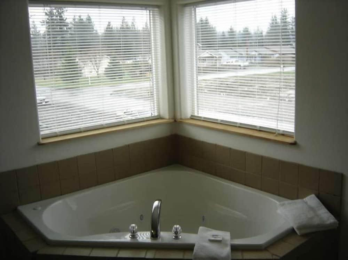 Bathroom 3, Stevens Pass Motel, Snohomish