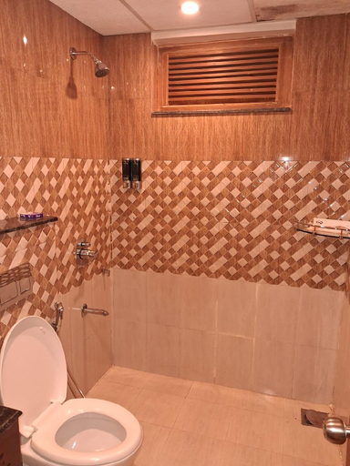 Bathroom 4, Hotel Cloud Chat, Kangra