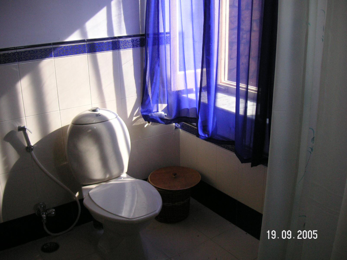 Bathroom 3, Korta Escape, Pali