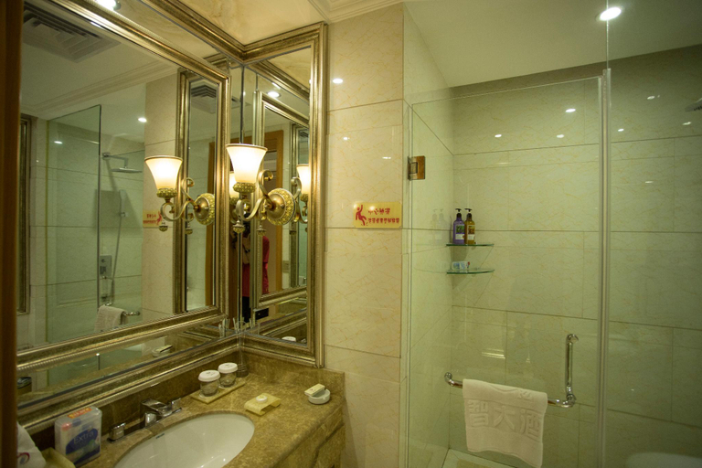 Bathroom 2, Rui Zhi Hotel, Qujing
