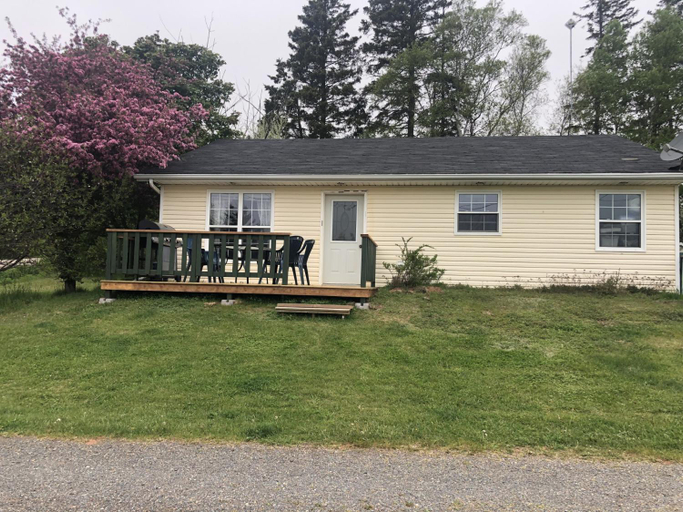 Exterior view 2, Bubbling Brook Cottages, Queens