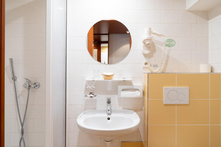 Bathroom 4, Olympik Tristar, Praha 7